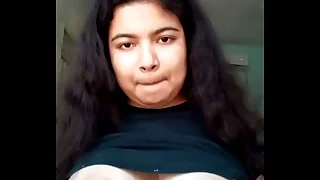 Tengo 18 años y enormes tetas